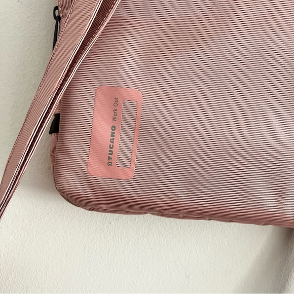 Tucano soft pink laptop bag called “Workout Cable Out” good condition - Picture 11 of 16